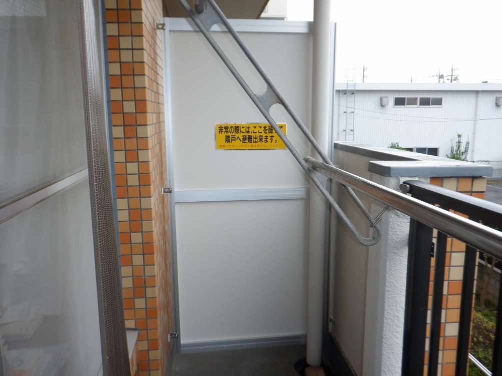 施工例　バルコニー隔て板交換修繕　完了