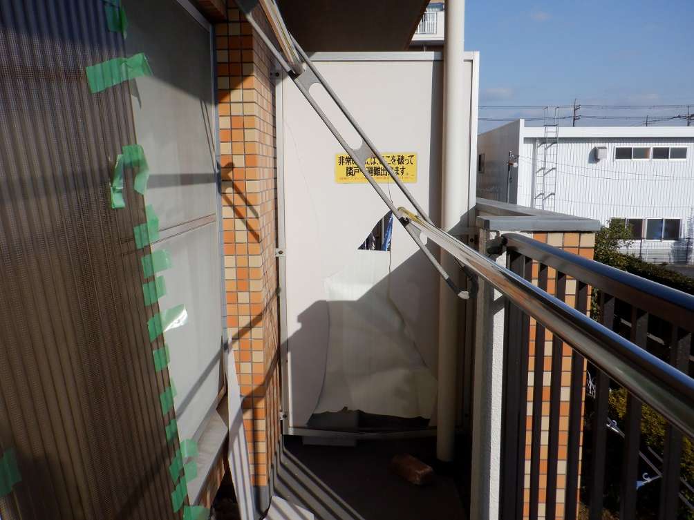 施工例　バルコニー隔て板交換修繕　着工前