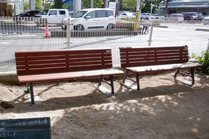 背付きベンチ設置